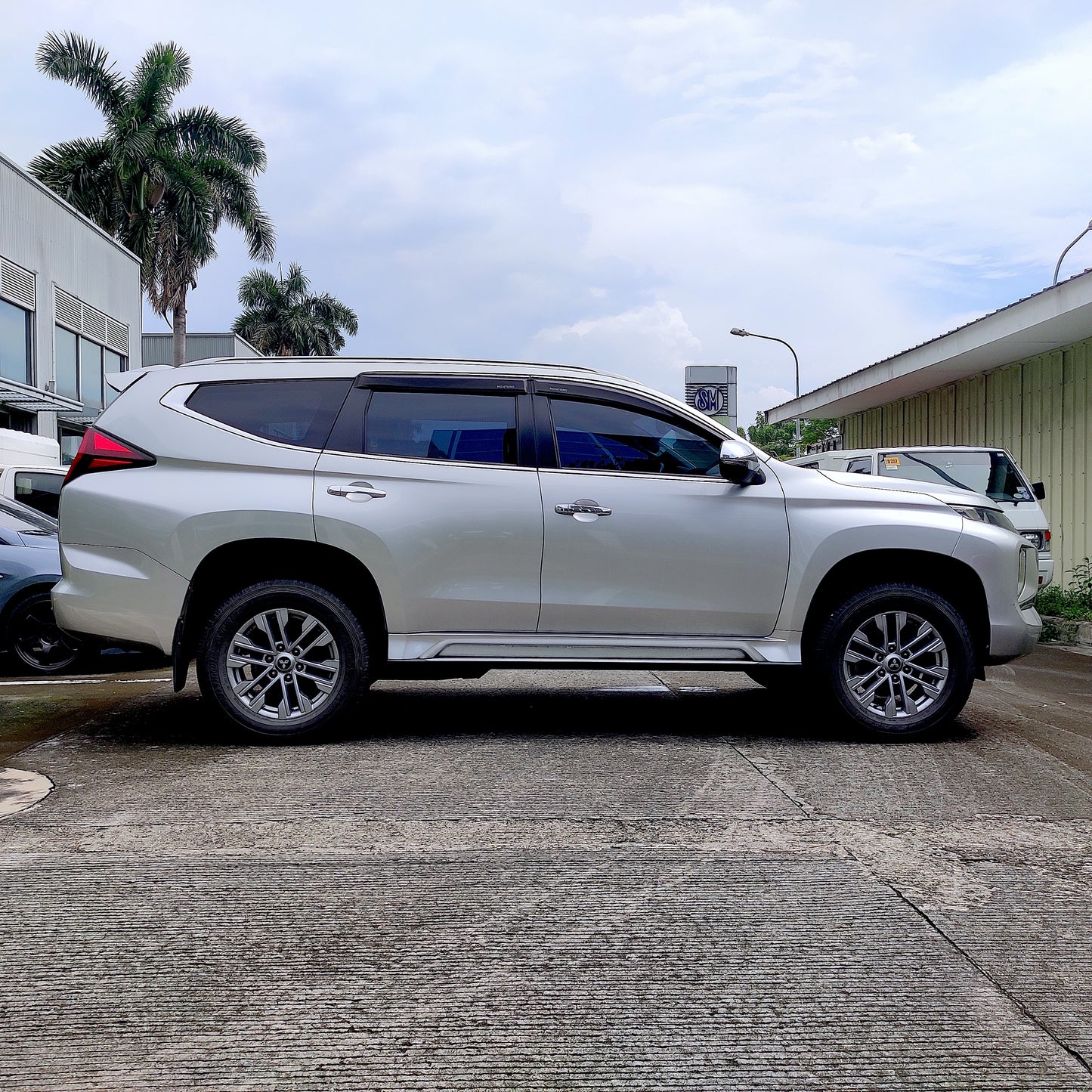 2022 Mitsubishi Montero Sport GLX 4x2 2.4D, M/T, DSL
