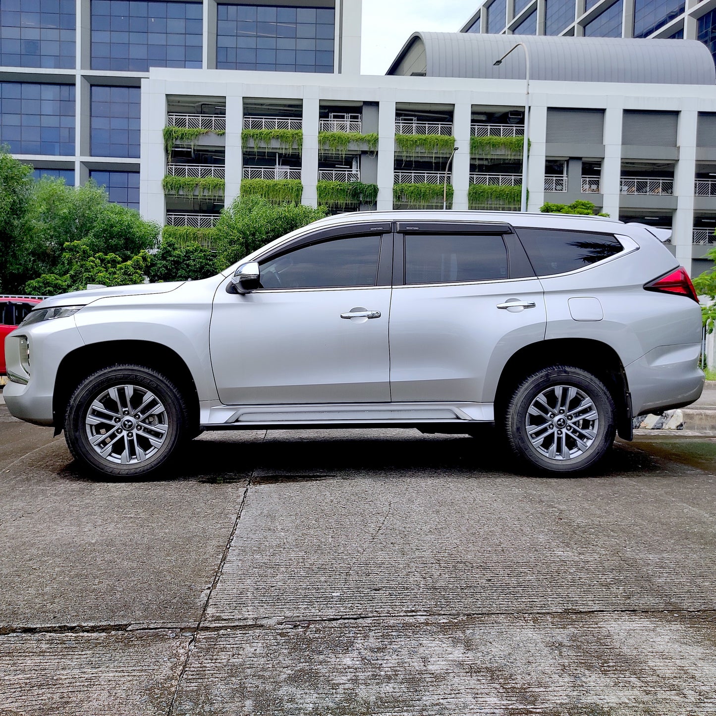 2022 Mitsubishi Montero Sport GLX 4x2 2.4D, M/T, DSL