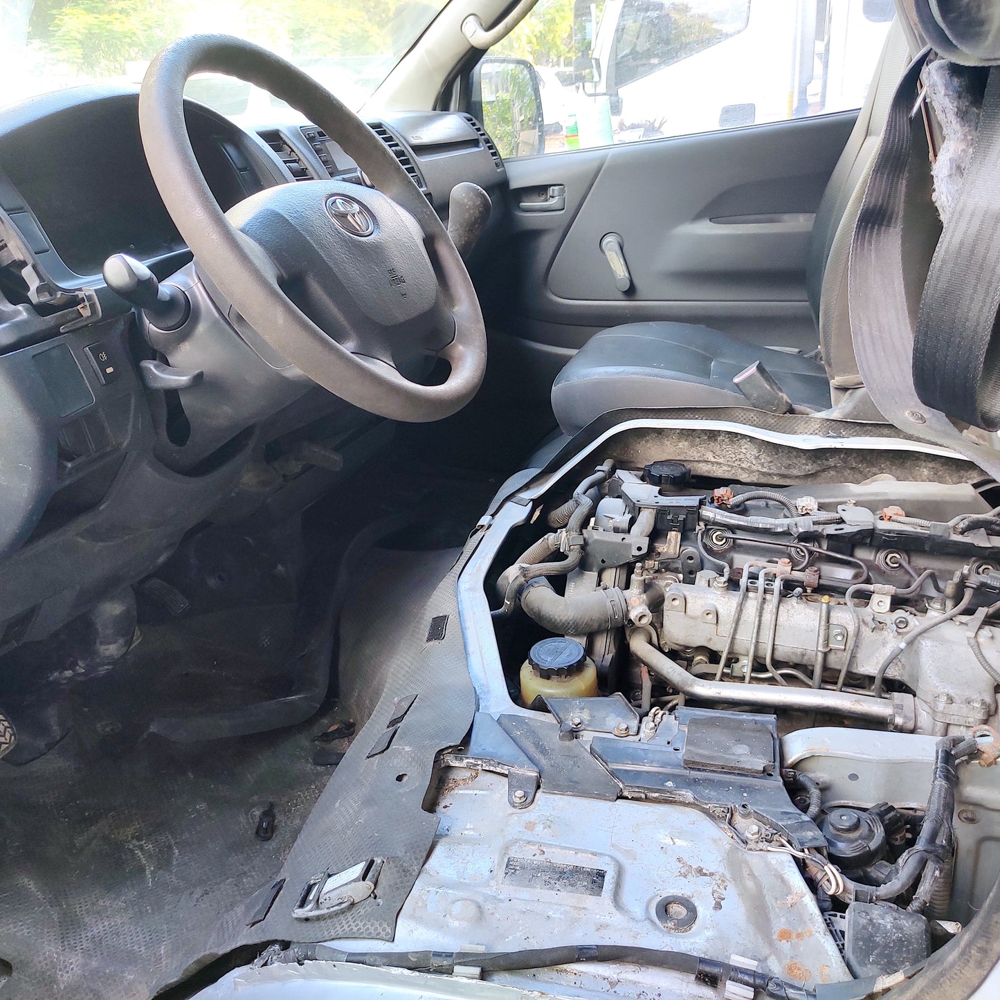 2015 Toyota Hiace Commuter 2.5L, M/T, DSL 53T