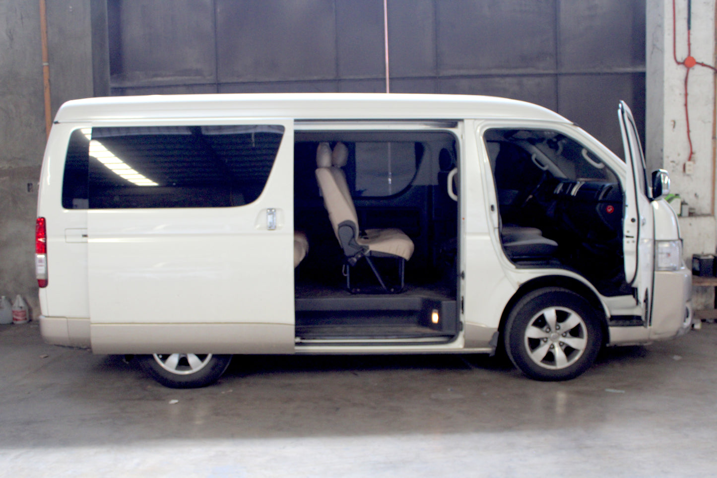 2017 Toyota Hi-Ace GL Grandia, M/T, Diesel, 301k