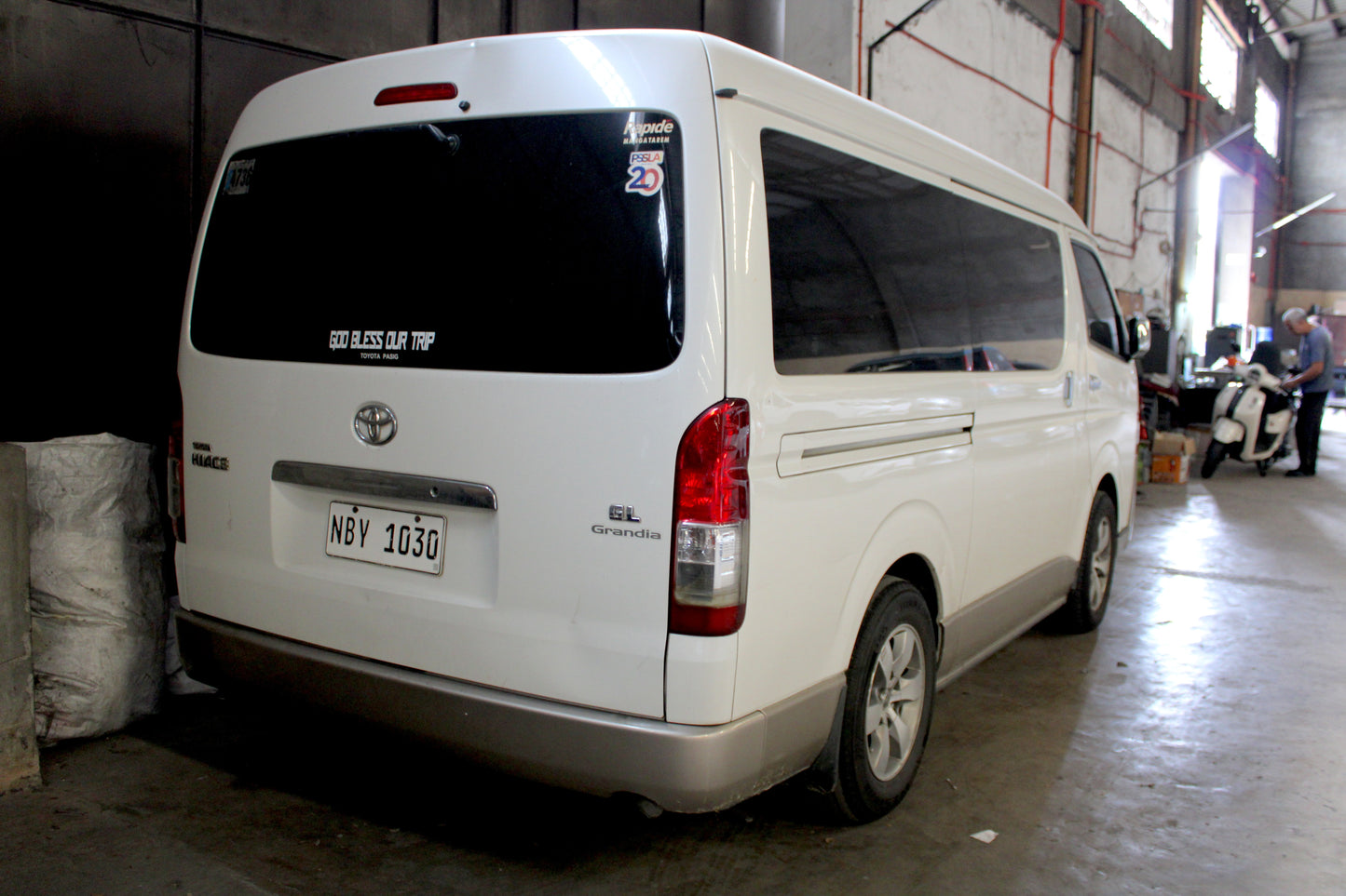 2017 Toyota Hi-Ace GL Grandia, M/T, Diesel, 301k