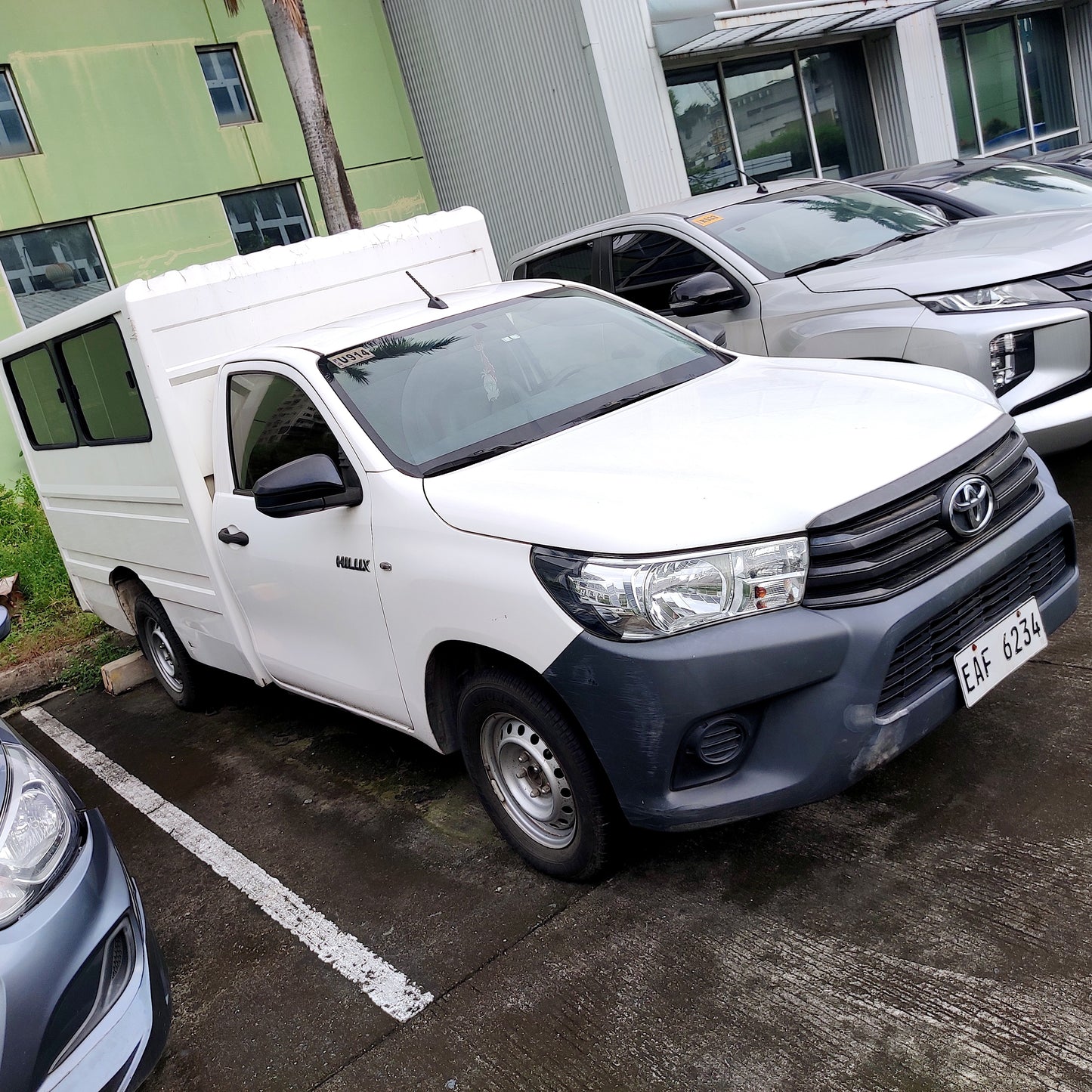 2020 Toyota Hilux FX with rear AC 4x2 2.4 M/T, DSL 94T