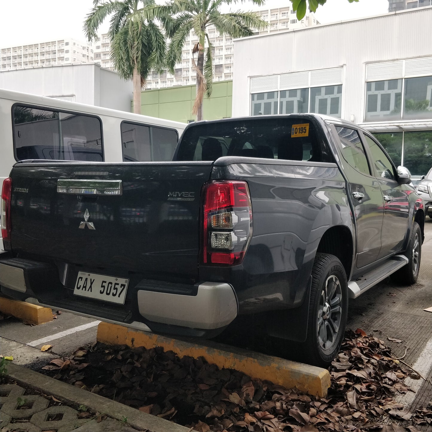 2022 Mitsubishi Strada GLS 4x2 2.4D AT DSL	13T