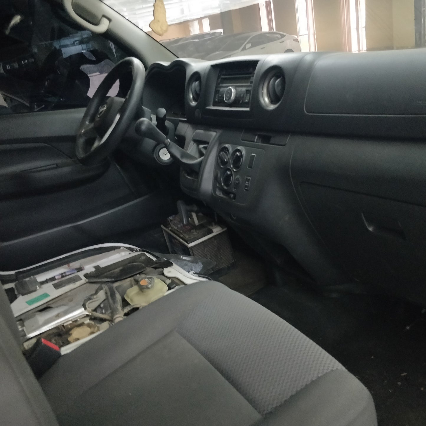 2023 Nissan Urvan NV350 15-Str, MT, DSL 96T